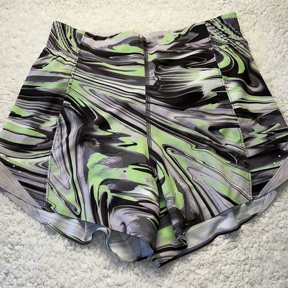 Lululemon Hotty Hot High-Rise Short - Picture 3 of 5